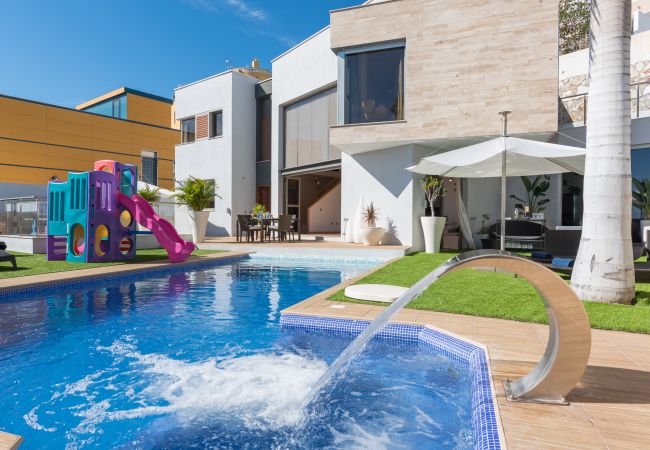Villa en Santa Cruz de Tenerife - Villa con vistas al mar, piscina,  Gym, Cine  - HomeForGuest Villa en Santa Cruz de Tenerife - Villa con vistas al mar, piscina,  Gym, Cine  - HomeForGuest