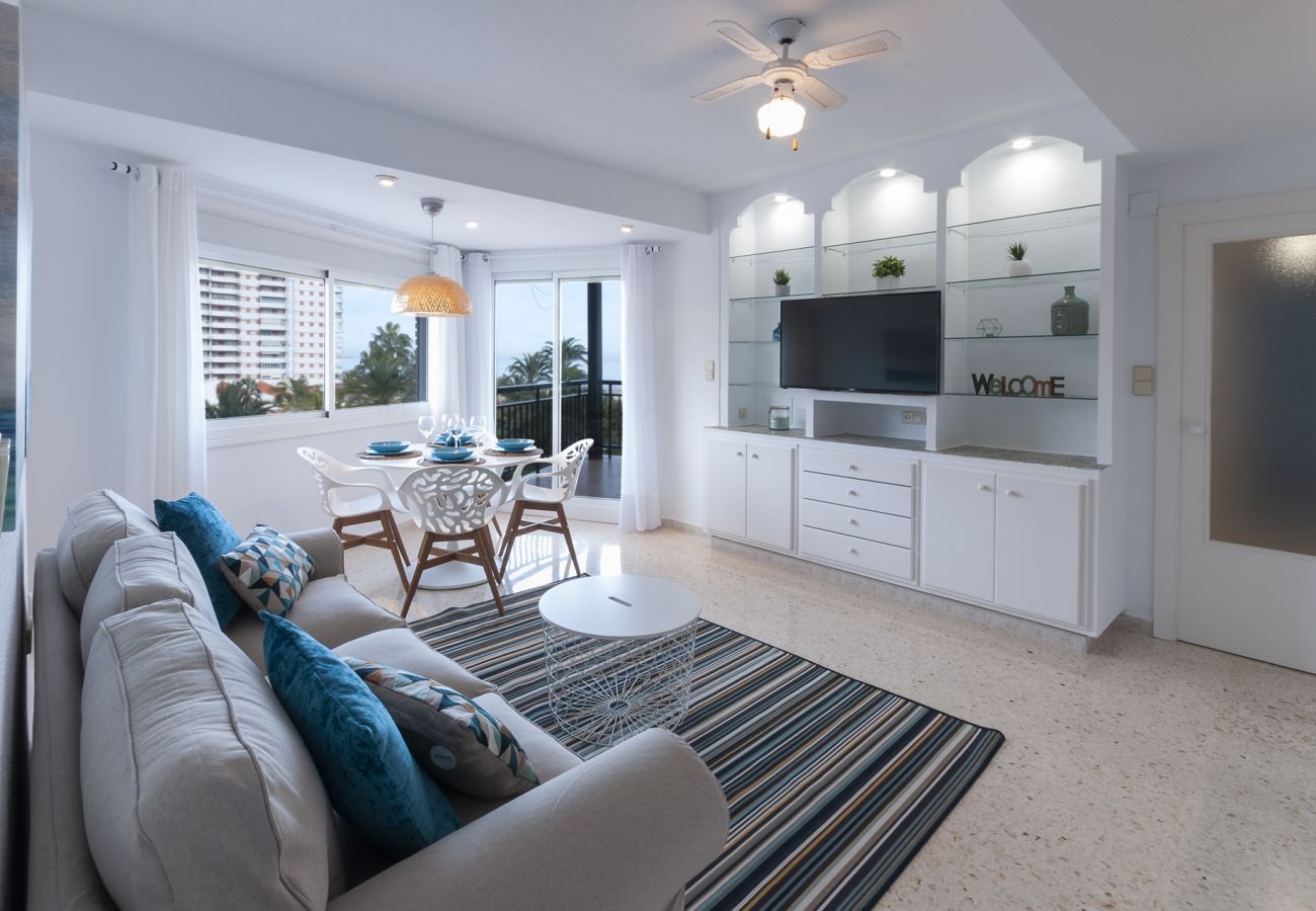 Apartamento en Playa de Gandía - Decorado en estilo moderno, con wifi, en frente del mar-ALQUILER SOLO FAMILIAS