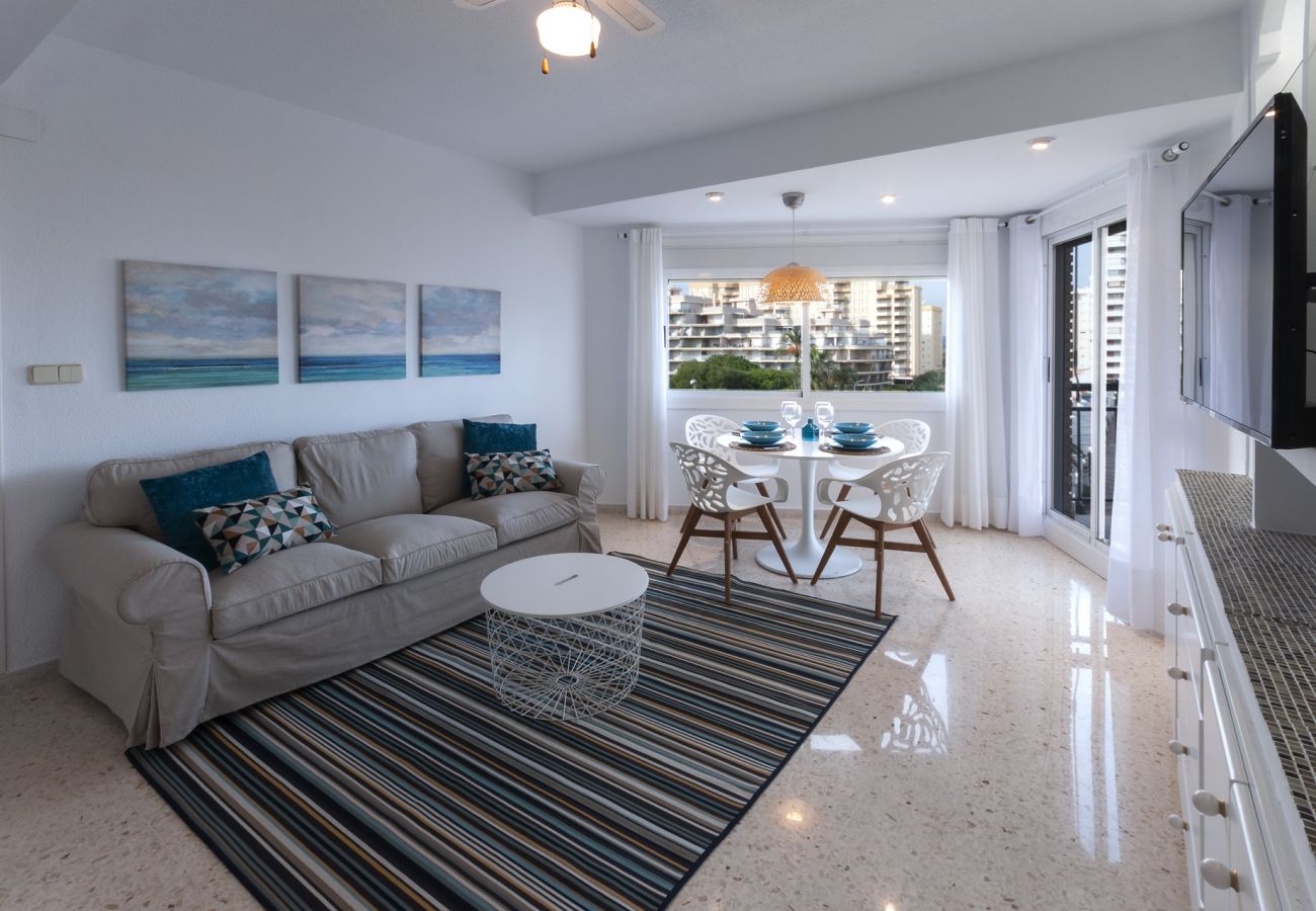 Apartamento en Playa de Gandía - Decorado en estilo moderno, con wifi, en frente del mar-ALQUILER SOLO FAMILIAS