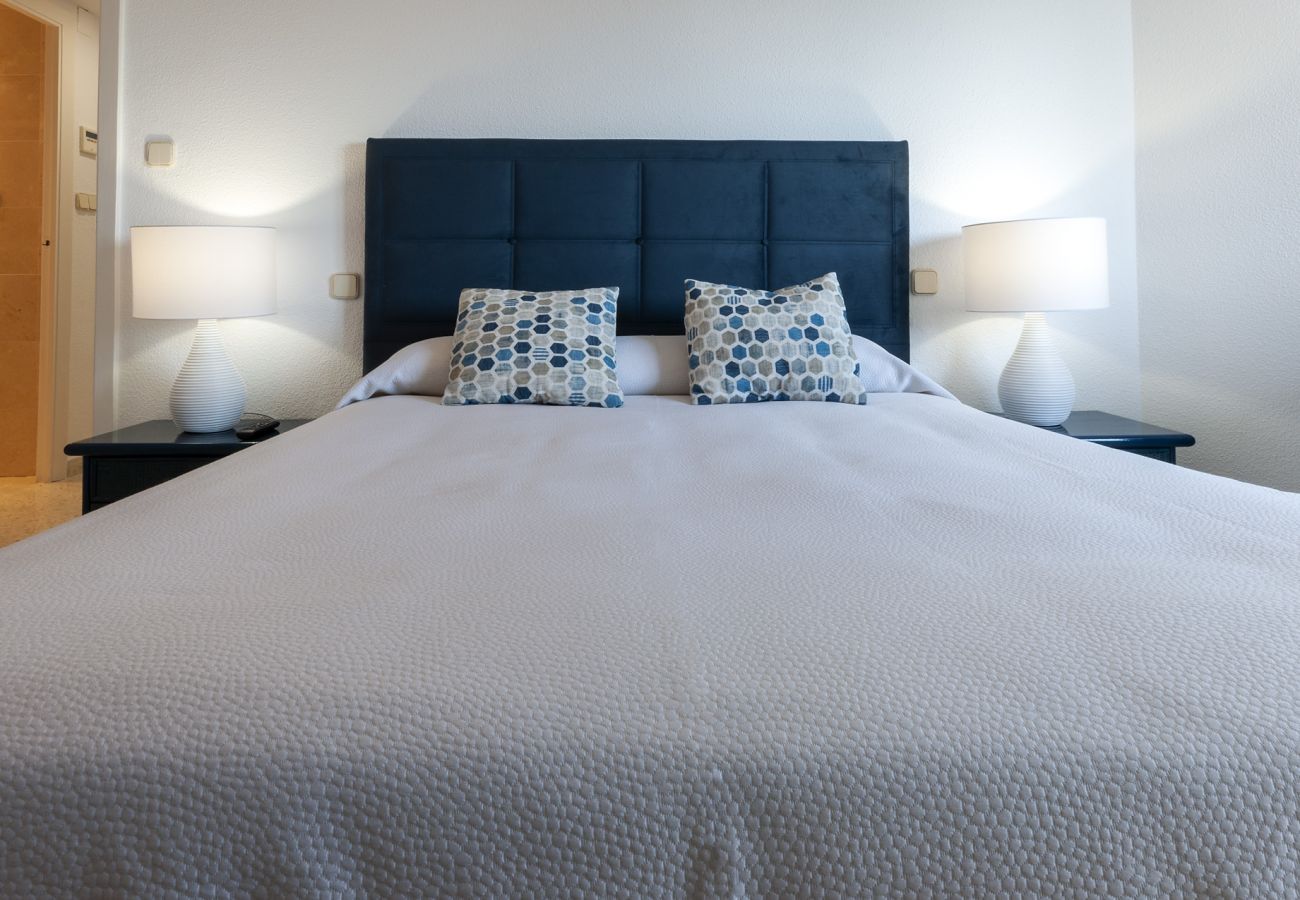 Apartamento en Playa de Gandía - Decorado en estilo moderno, con wifi, en frente del mar-ALQUILER SOLO FAMILIAS