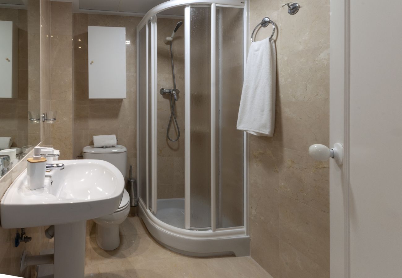 Apartamento en Playa de Gandía - Decorado en estilo moderno, con wifi, en frente del mar-ALQUILER SOLO FAMILIAS