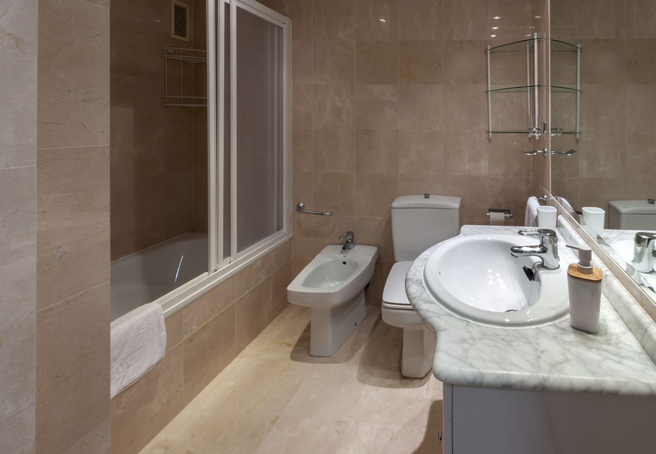 Apartamento en Playa de Gandía - Decorado en estilo moderno, con wifi, en frente del mar-ALQUILER SOLO FAMILIAS