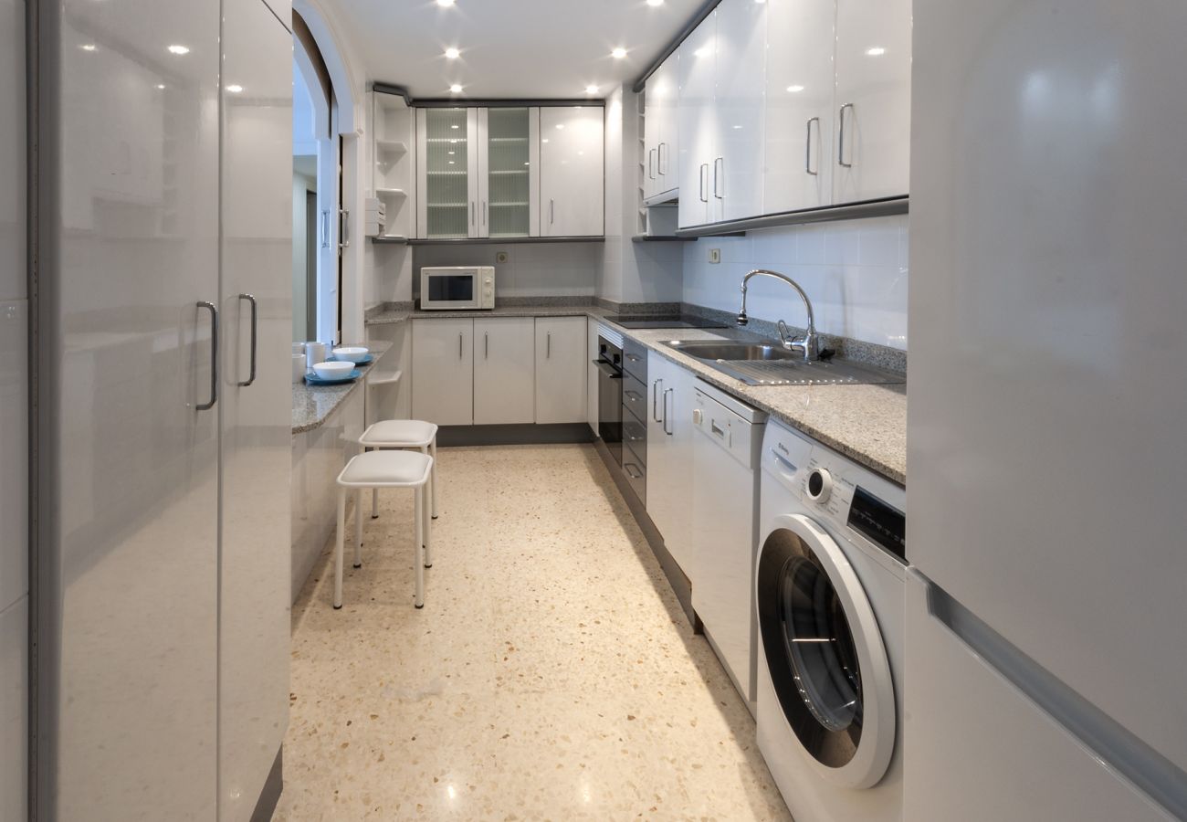 Apartamento en Playa de Gandía - Decorado en estilo moderno, con wifi, en frente del mar-ALQUILER SOLO FAMILIAS