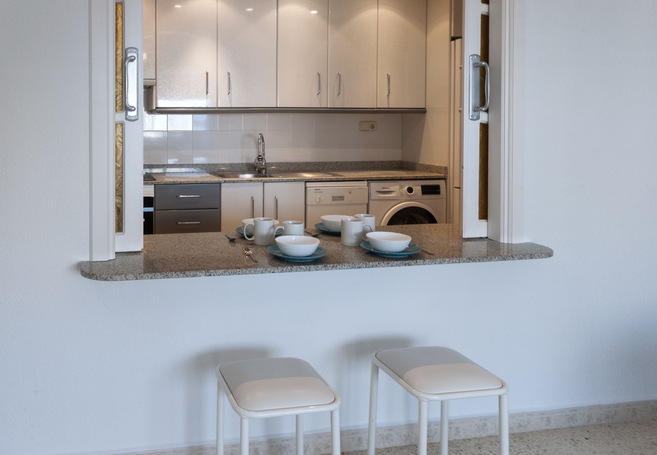 Apartamento en Playa de Gandía - Decorado en estilo moderno, con wifi, en frente del mar-ALQUILER SOLO FAMILIAS