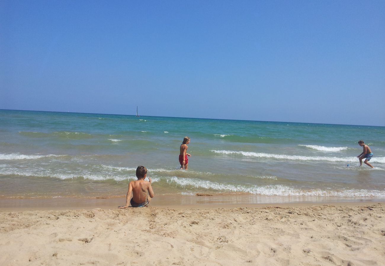 Apartamento en Playa de Gandía - Decorado en estilo moderno, con wifi, en frente del mar-ALQUILER SOLO FAMILIAS