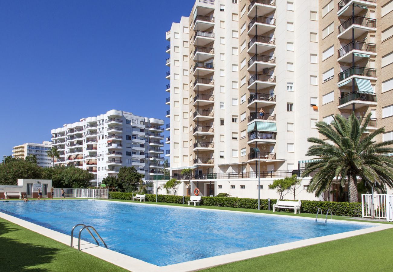 Apartamento en Playa de Gandía - Decorado en estilo moderno, con wifi, en frente del mar-ALQUILER SOLO FAMILIAS