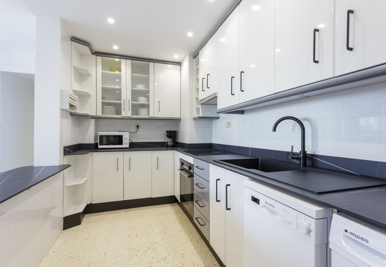 Apartamento en Playa de Gandía - Decorado en estilo moderno, con wifi, en frente del mar-ALQUILER SOLO FAMILIAS