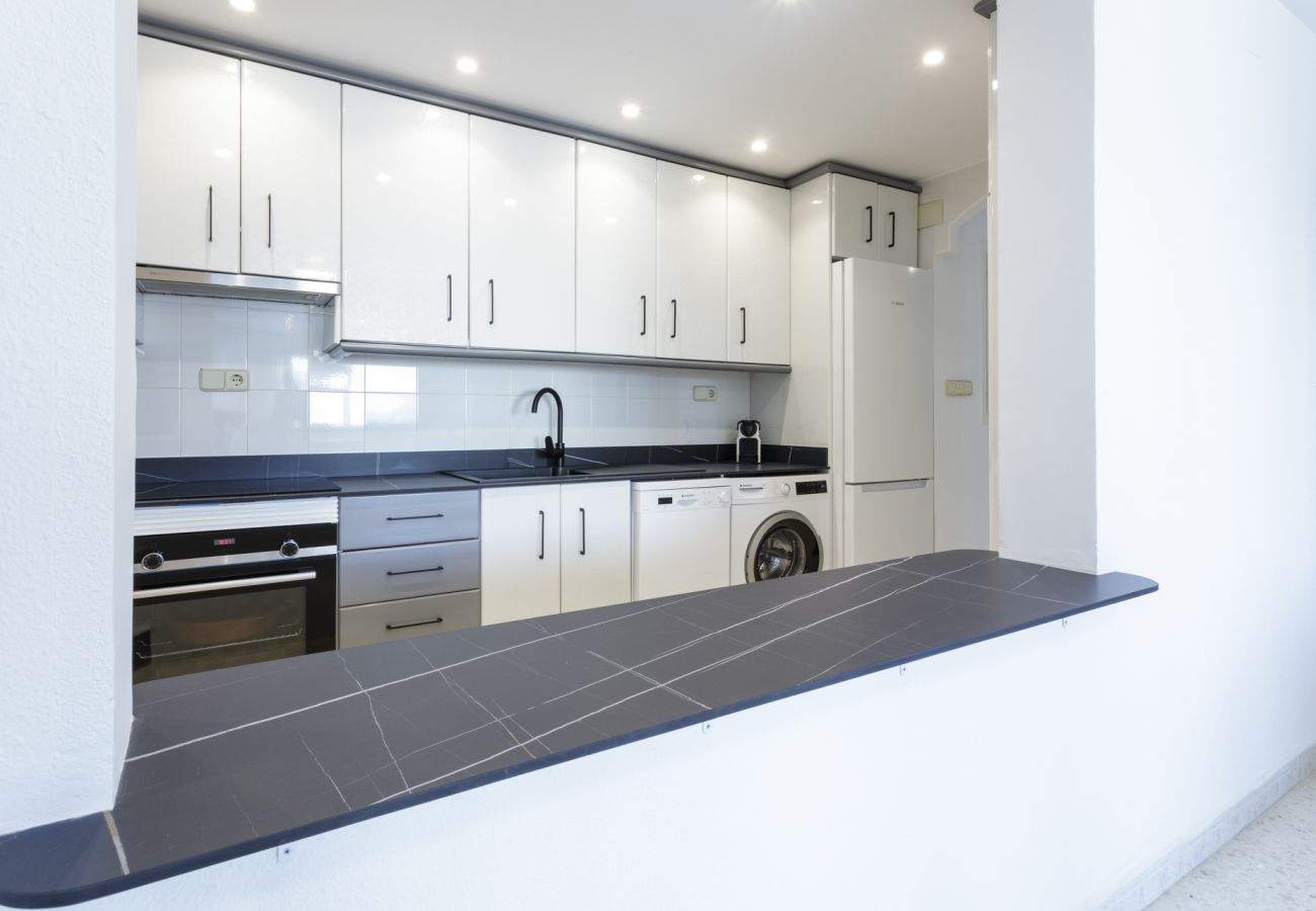 Apartamento en Playa de Gandía - Decorado en estilo moderno, con wifi, en frente del mar-ALQUILER SOLO FAMILIAS