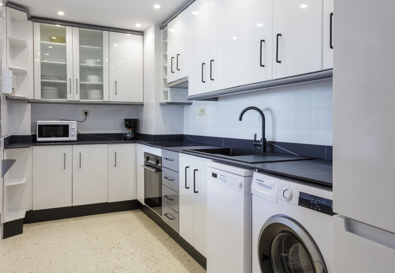 Apartamento en Playa de Gandía - Decorado en estilo moderno, con wifi, en frente del mar-ALQUILER SOLO FAMILIAS