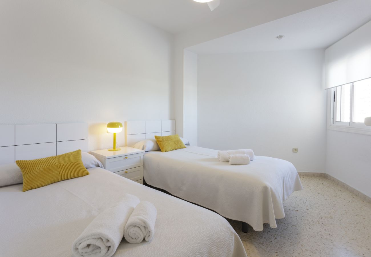 Apartamento en Playa de Gandía - Decorado en estilo moderno, con wifi, en frente del mar-ALQUILER SOLO FAMILIAS
