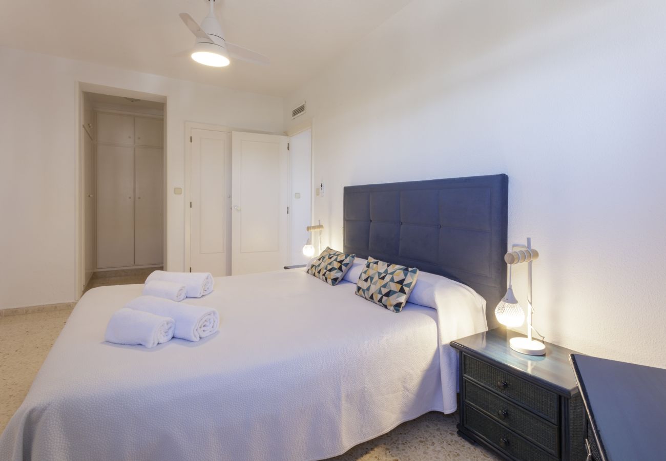 Apartamento en Playa de Gandía - Decorado en estilo moderno, con wifi, en frente del mar-ALQUILER SOLO FAMILIAS