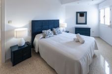 Apartamento en Playa de Gandía - Decorado en estilo moderno, con wifi, en frente del mar-ALQUILER SOLO FAMILIAS