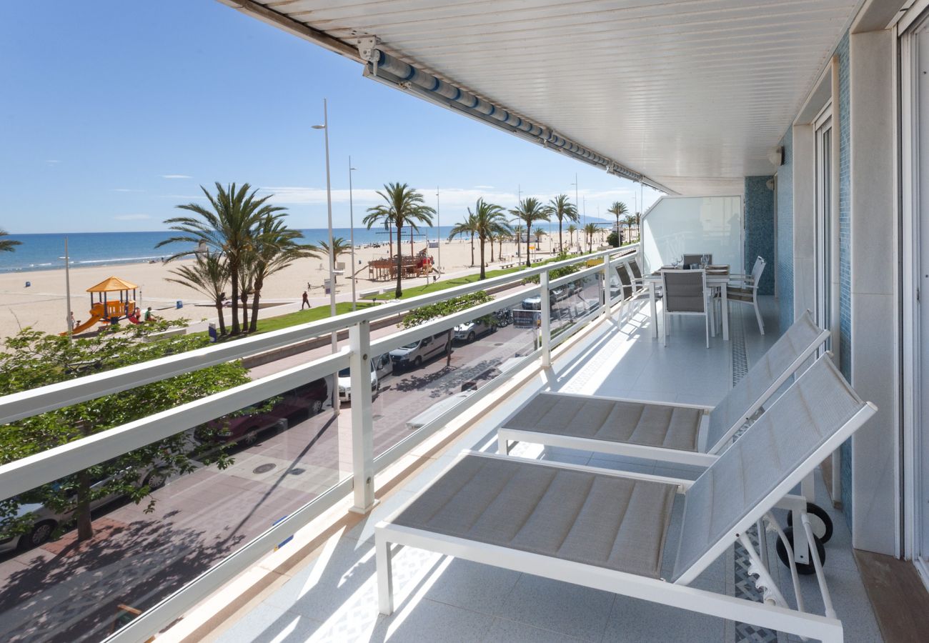 Apartamento en Playa de Gandía - Estilo moderno, frontal al mar, con wifi alta velocidad FIBRA 150MBS, y A/C-ALQUILER SOLO FAMILIAS