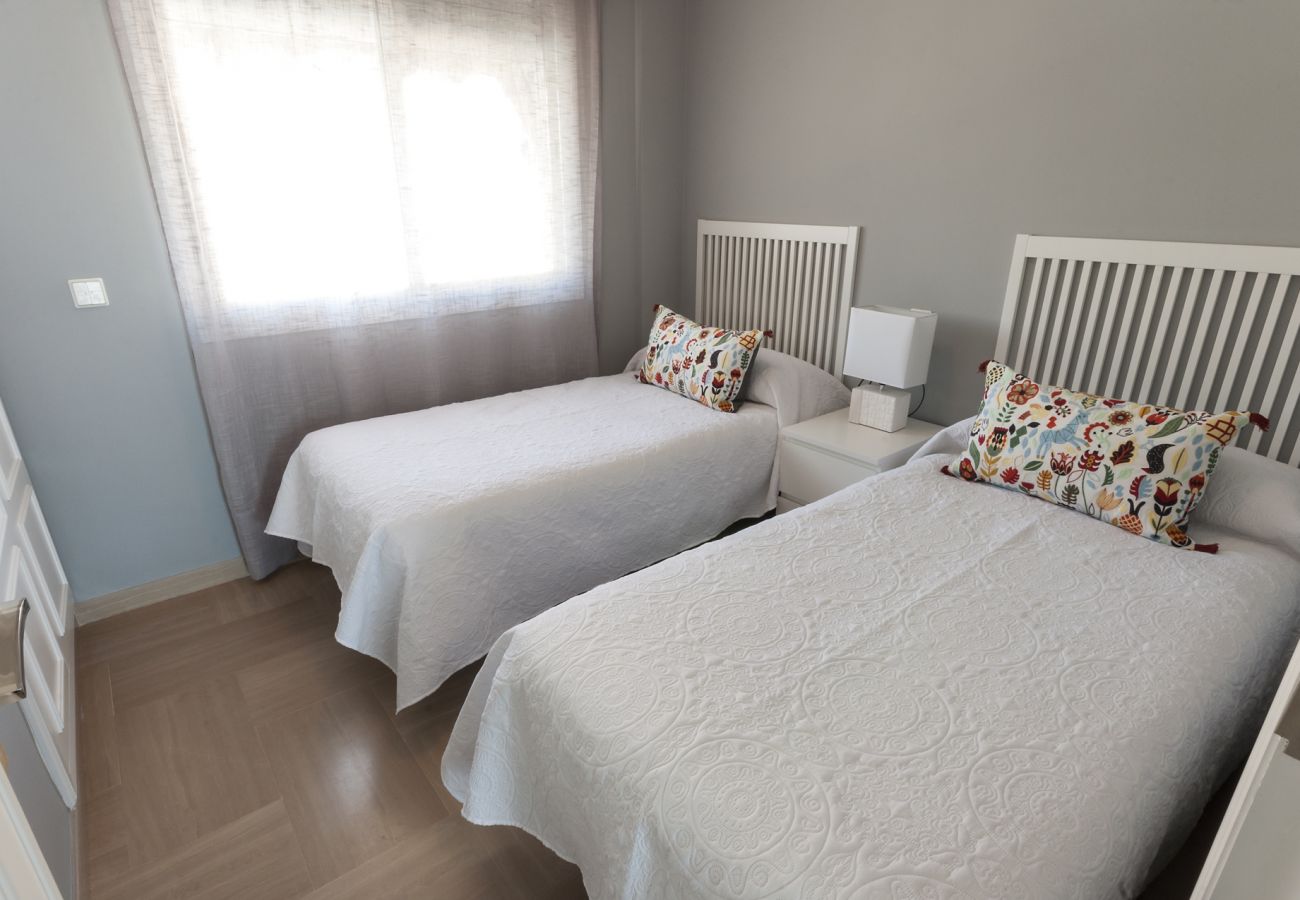 Apartamento en Playa de Gandía - Estilo moderno, frontal al mar, con wifi alta velocidad FIBRA 150MBS, y A/C-ALQUILER SOLO FAMILIAS