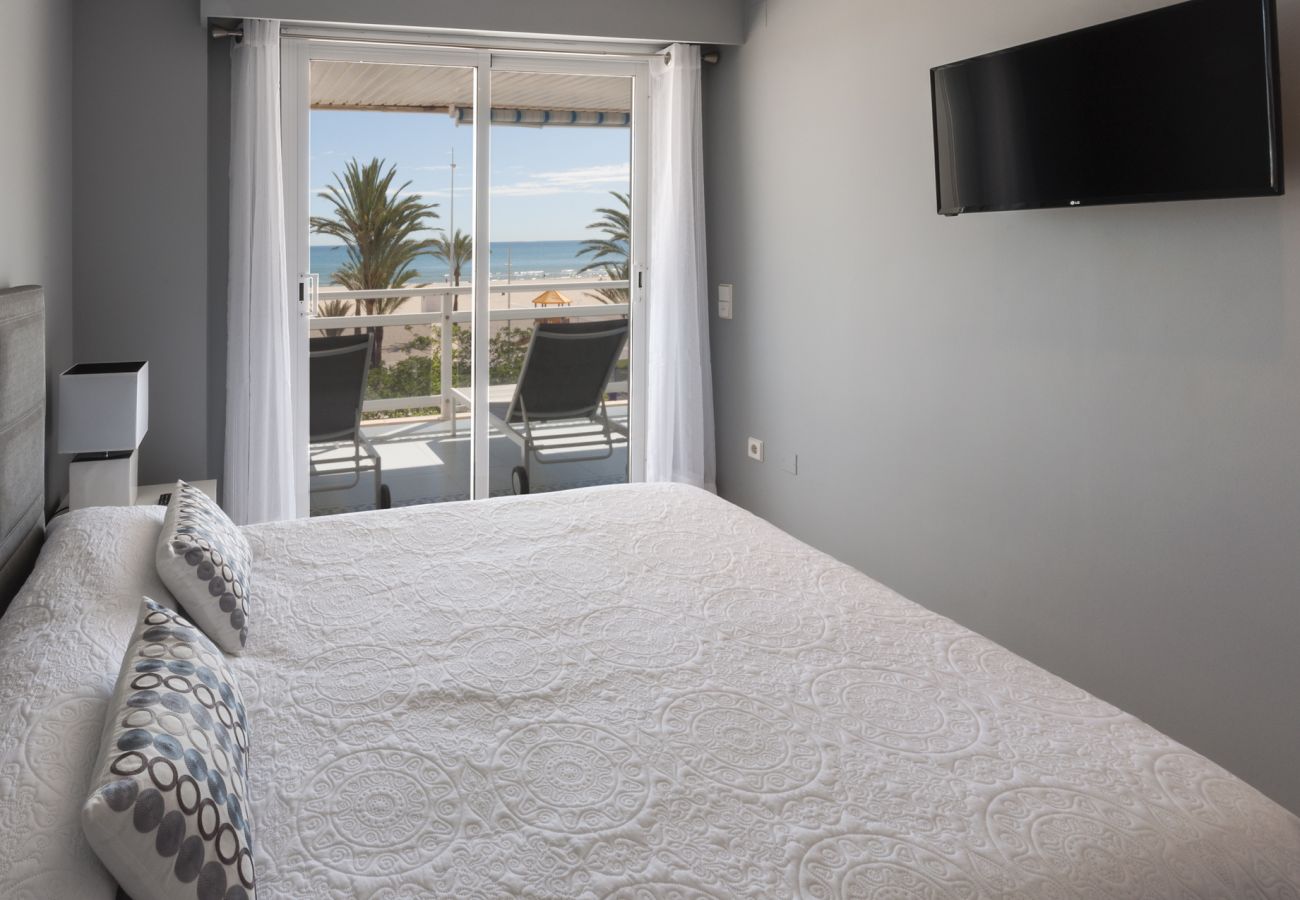 Apartamento en Playa de Gandía - Estilo moderno, frontal al mar, con wifi alta velocidad FIBRA 150MBS, y A/C-ALQUILER SOLO FAMILIAS