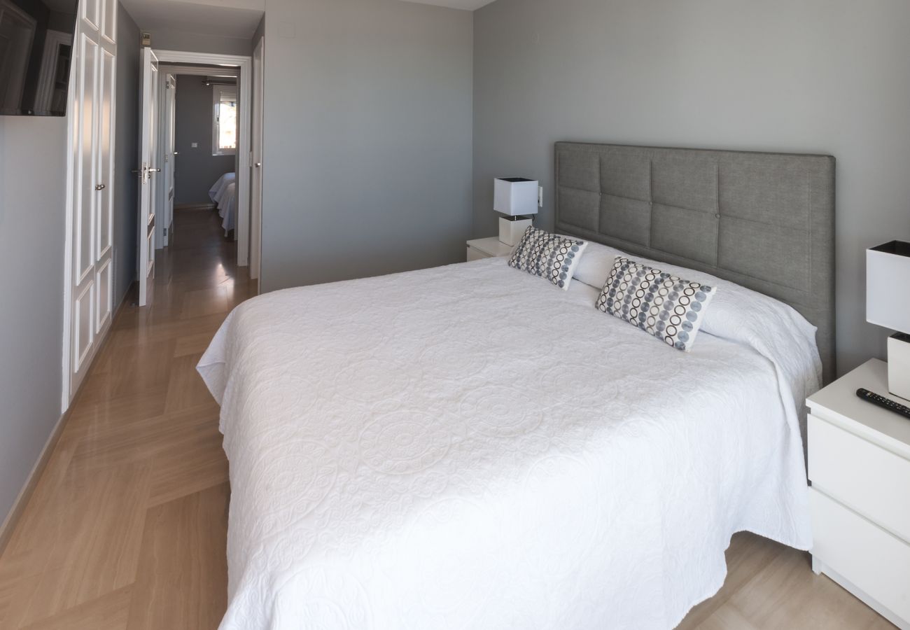 Apartamento en Playa de Gandía - Estilo moderno, frontal al mar, con wifi alta velocidad FIBRA 150MBS, y A/C-ALQUILER SOLO FAMILIAS