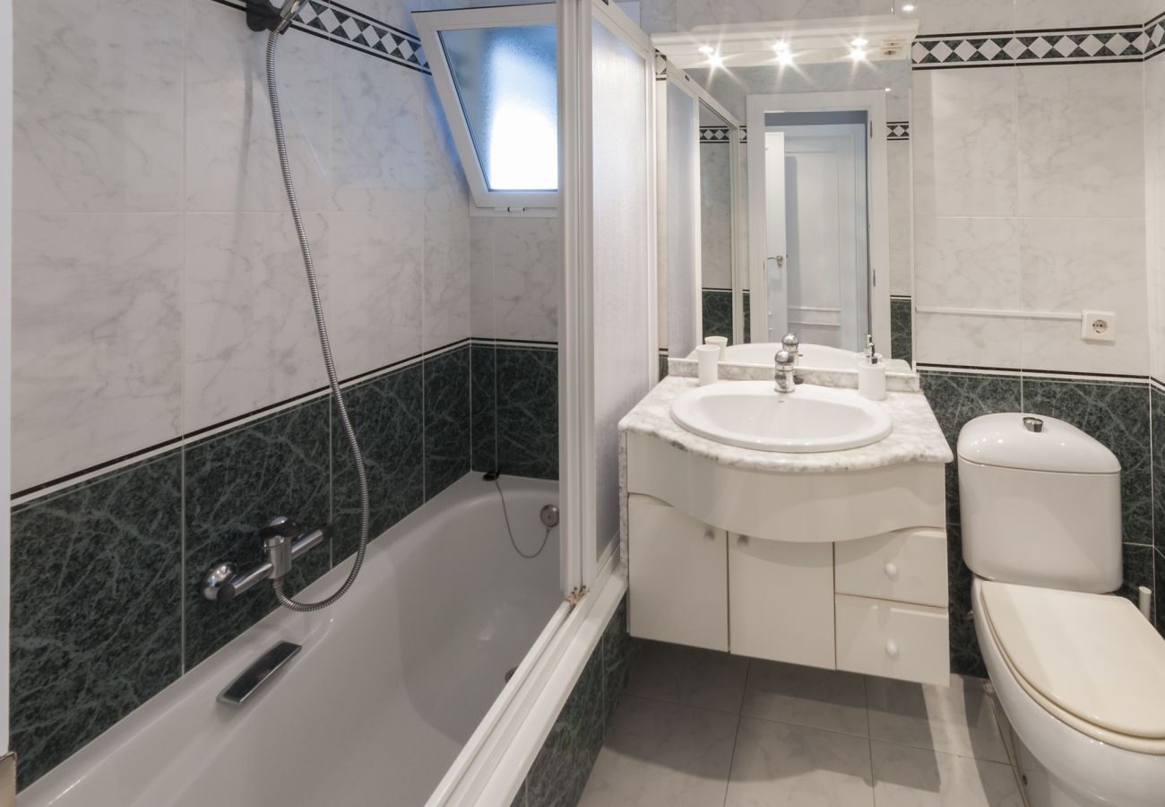 Apartamento en Playa de Gandía - Estilo moderno, frontal al mar, con wifi alta velocidad FIBRA 150MBS, y A/C-ALQUILER SOLO FAMILIAS