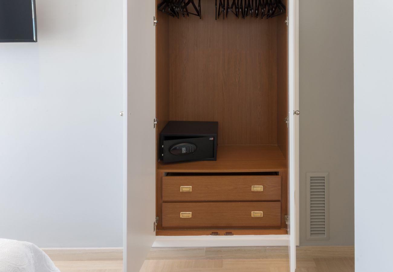 Apartamento en Playa de Gandía - Estilo moderno, frontal al mar, con wifi alta velocidad FIBRA 150MBS, y A/C-ALQUILER SOLO FAMILIAS