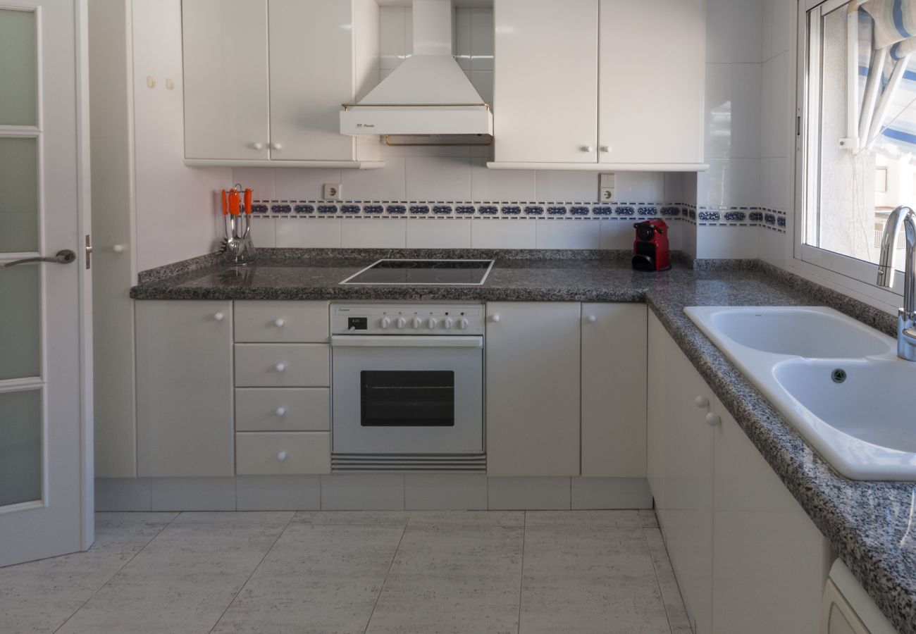 Apartamento en Playa de Gandía - Estilo moderno, frontal al mar, con wifi alta velocidad FIBRA 150MBS, y A/C-ALQUILER SOLO FAMILIAS