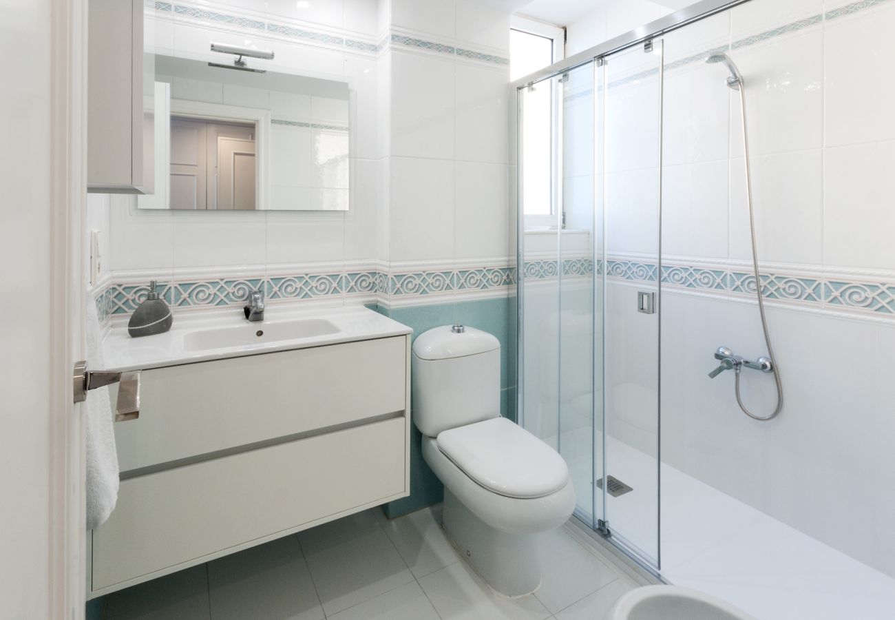 Apartamento en Playa de Gandía - Estilo moderno, frontal al mar, con wifi alta velocidad FIBRA 150MBS, y A/C-ALQUILER SOLO FAMILIAS