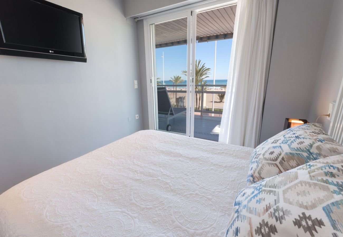 Apartamento en Playa de Gandía - Impresionante Apartamento reformado frontal al mar, WIFI FIBRA 150MBS, y A/C AG TURQUESA 2A Premium-ALQUILER SOLO FAMILIAS