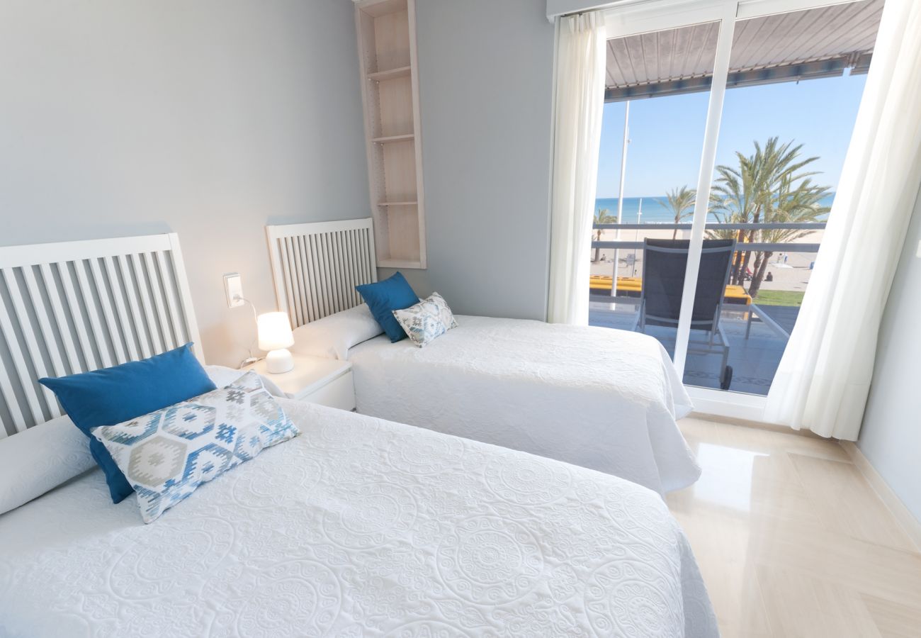 Apartamento en Playa de Gandía - Impresionante Apartamento reformado frontal al mar, WIFI FIBRA 150MBS, y A/C AG TURQUESA 2A Premium-ALQUILER SOLO FAMILIAS