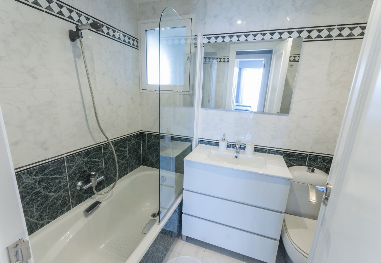 Apartamento en Playa de Gandía - Impresionante Apartamento reformado frontal al mar, WIFI FIBRA 150MBS, y A/C AG TURQUESA 2A Premium-ALQUILER SOLO FAMILIAS