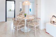 Apartamento en Playa de Gandía - Acogedor con estilo mediterráneo, a pocos metros de la playa. A/A y wifi gratis. Terraza con vistas al mar-ALQUILER SOLO FAMILIAS