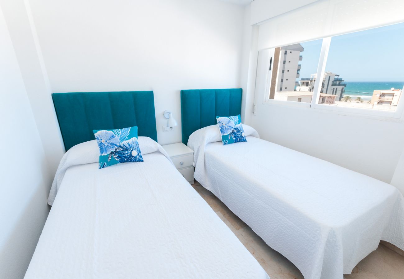 Apartamento en Playa de Gandía - Apartamento con encanto, muy cerca de la playa. A/A wifi. Con terraza-ALQUILER SOLO FAMILIAS