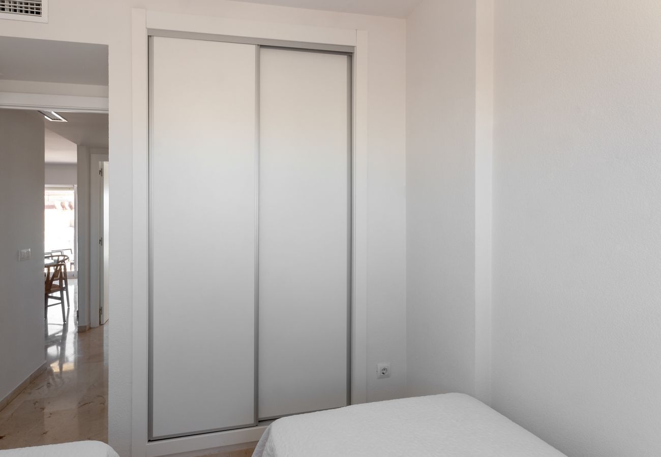 Apartamento en Playa de Gandía - Acogedor con estilo mediterráneo, a pocos metros de la playa. A/A y wifi gratis. Terraza con vistas al mar-ALQUILER SOLO FAMILIAS