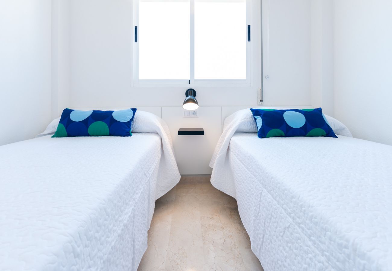 Apartamento en Playa de Gandía - Acogedor con estilo mediterráneo, a pocos metros de la playa. A/A y wifi gratis. Terraza con vistas al mar-ALQUILER SOLO FAMILIAS