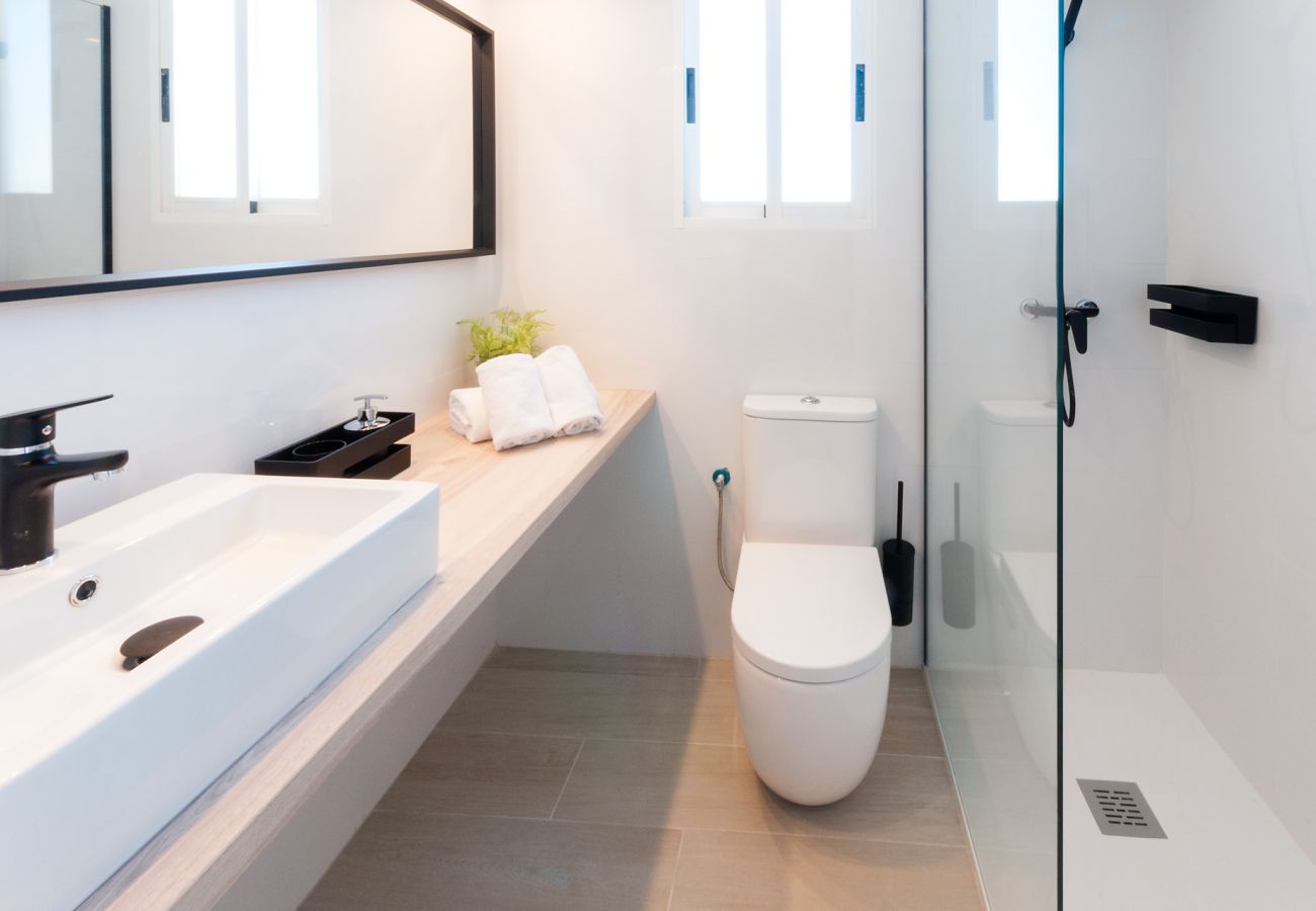 Apartamento en Playa de Gandía - Acogedor con estilo mediterráneo, a pocos metros de la playa. A/A y wifi gratis. Terraza con vistas al mar-ALQUILER SOLO FAMILIAS