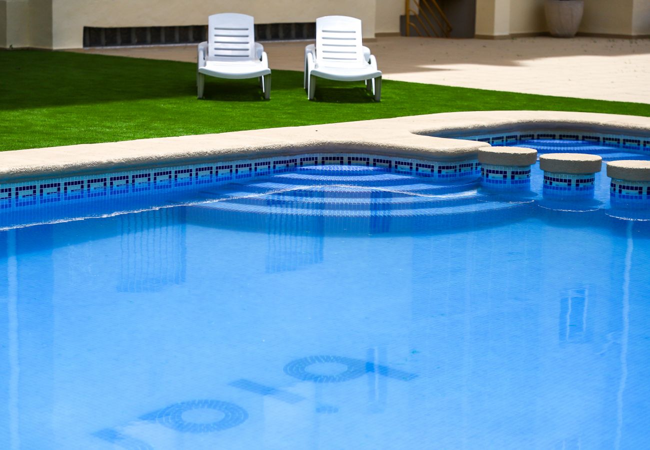 Apartamento en Playa de Gandía - Acogedor con estilo mediterráneo, a pocos metros de la playa. A/A y wifi gratis. Terraza con vistas al mar-ALQUILER SOLO FAMILIAS