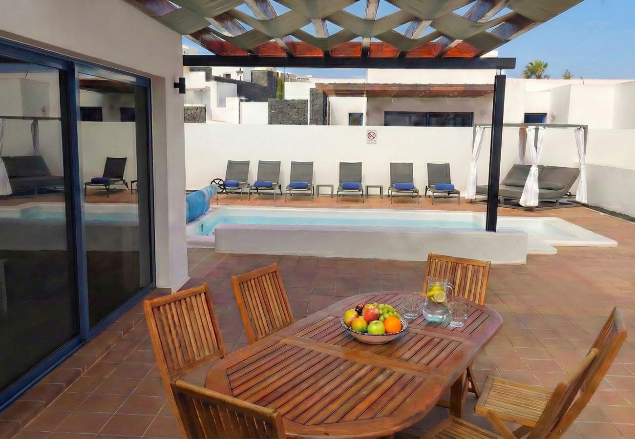 Mesa de madera preparada para comer en la terraza