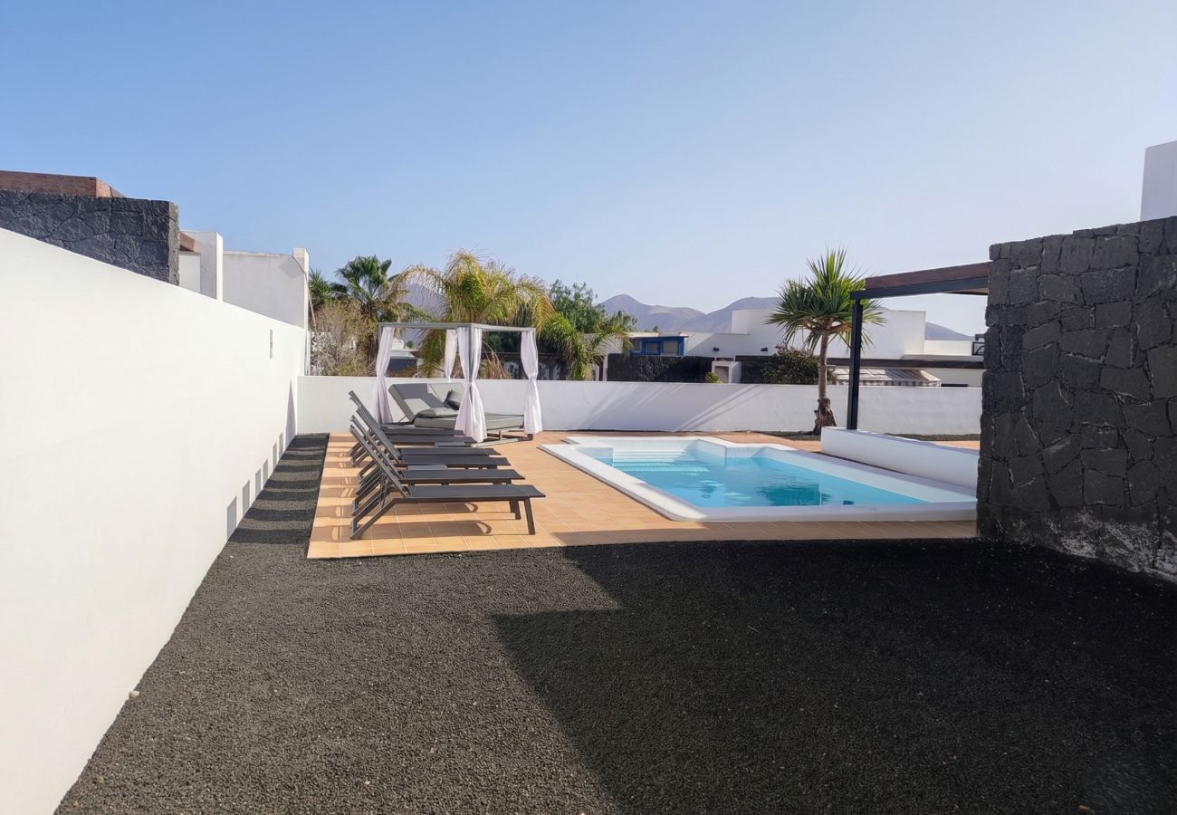 Piscina rectangular con agua azul y terraza soleada