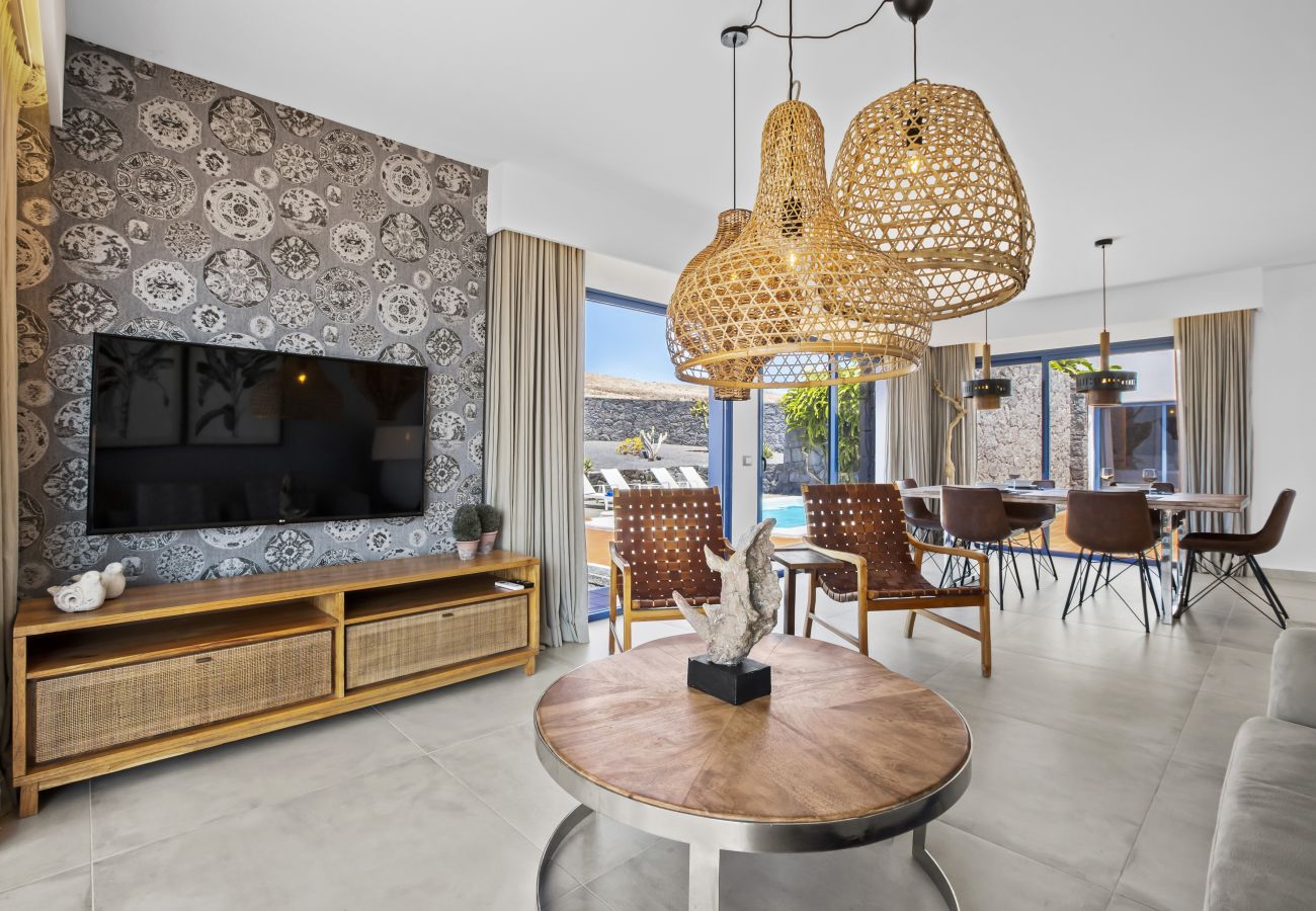 Salón con mueble de televisión de madera y metal