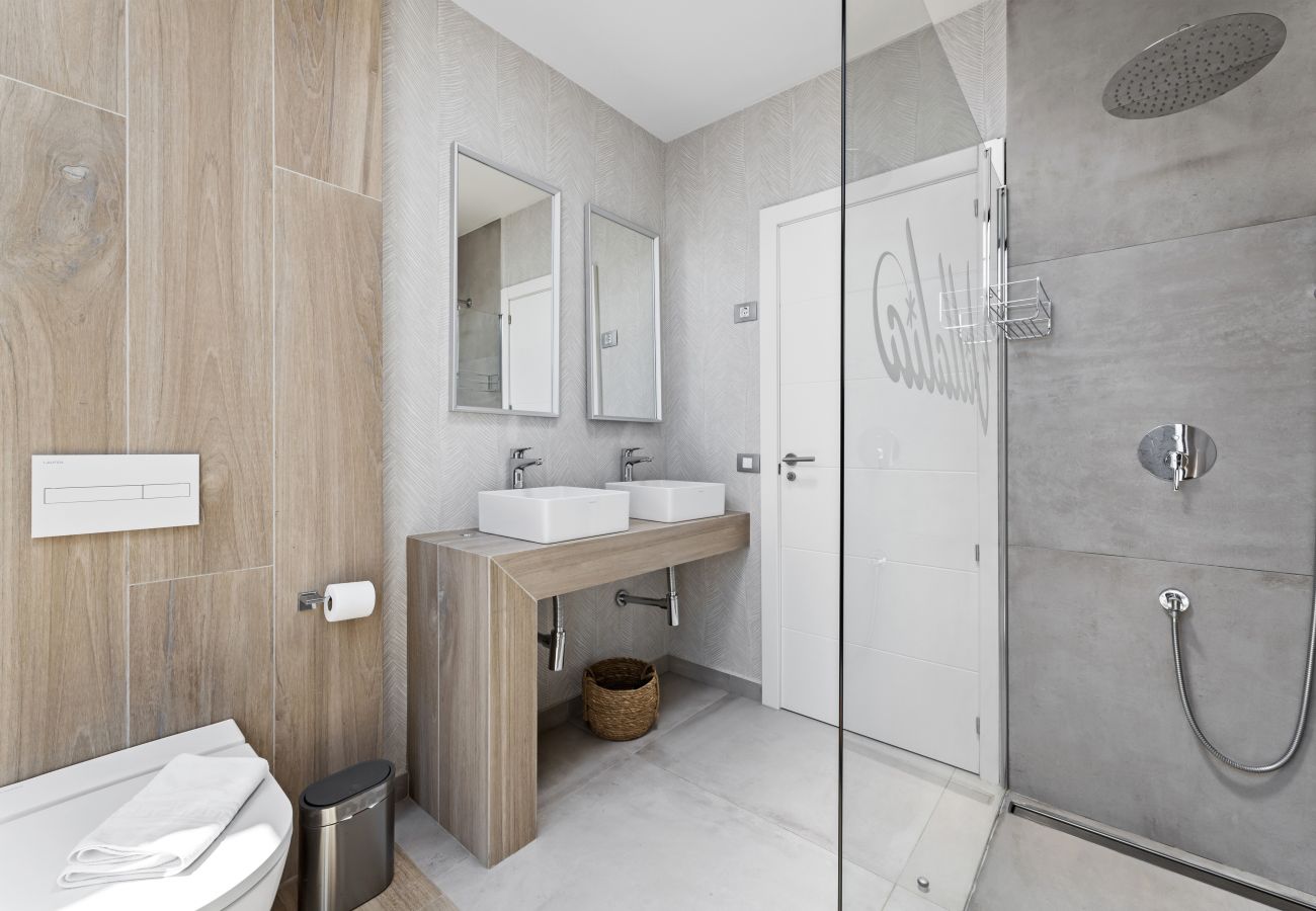 Ducha moderna con mampara de cristal