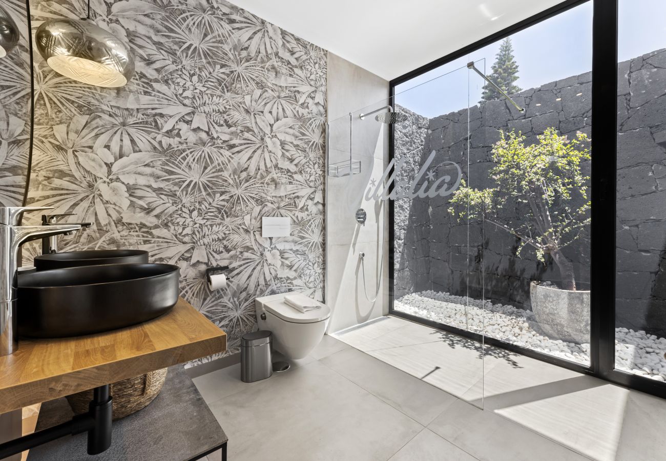 Interior de ducha amplia con azulejos grises