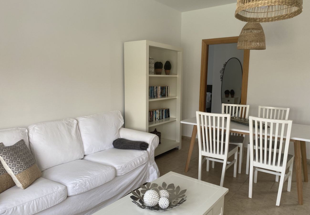 Estantería y zona de estar en salón de Villa Capri