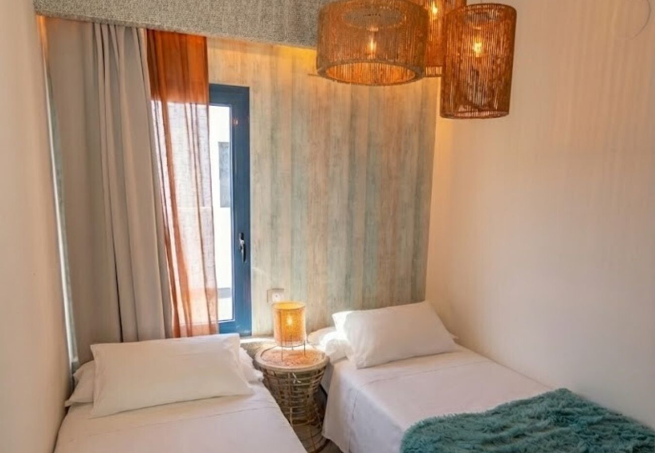 Dormitorio con camas individuales en villa vacacional moderna