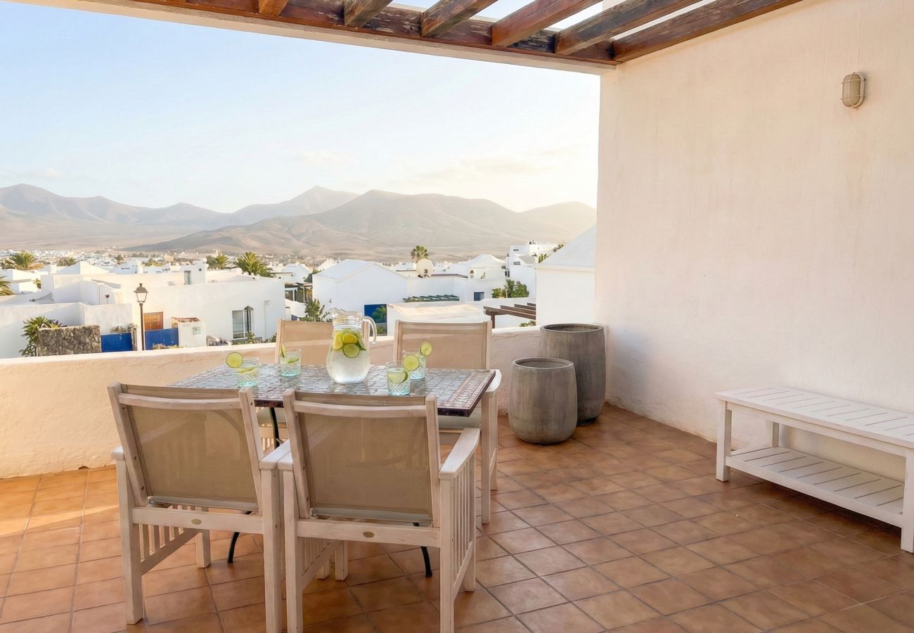 Mesa de comedor en terraza con vistas a la montaña