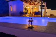 Vista zona de piscina en villa vacacional