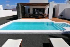 Piscina en villa vacacional día soleado 