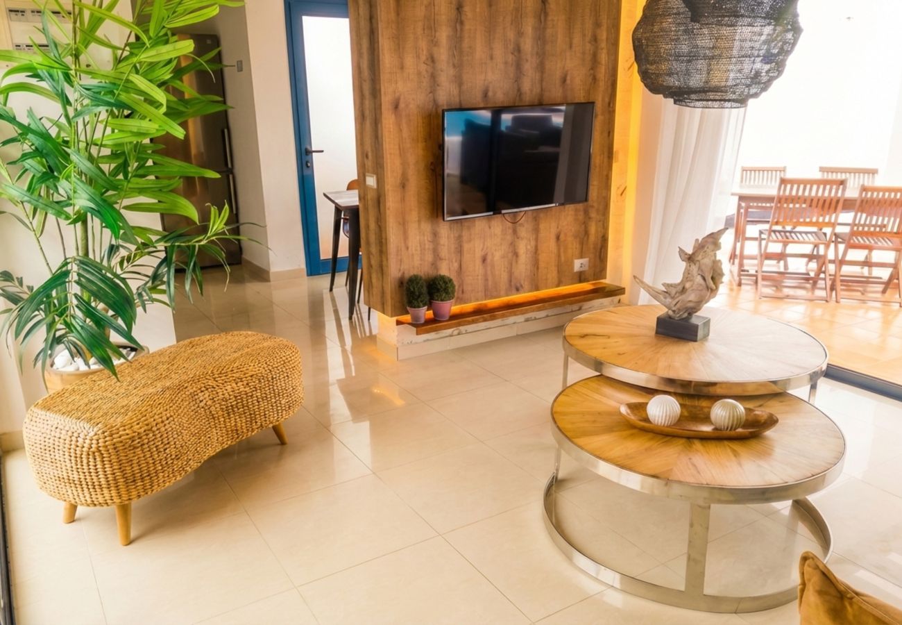 Mueble de TV y plantas en salón luminoso