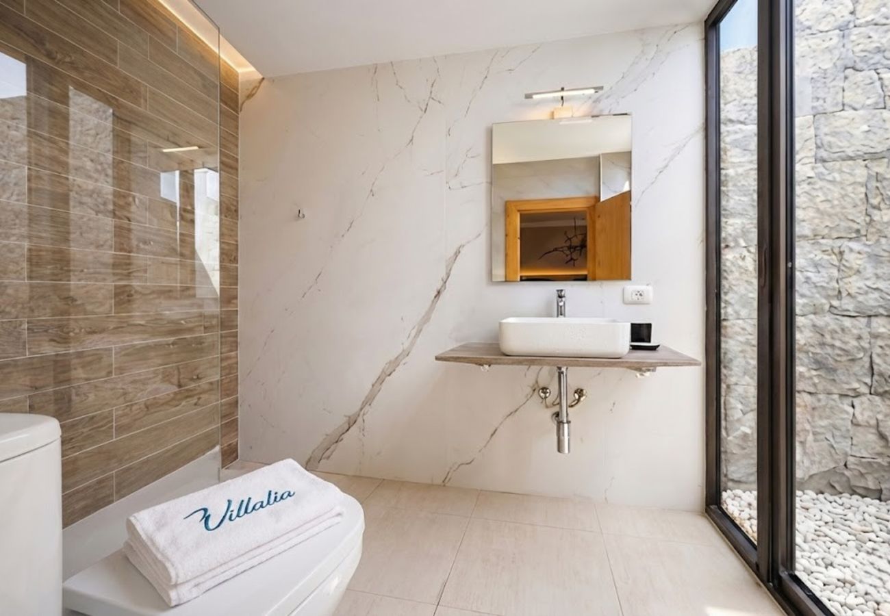 Detalle de ducha moderna con azulejos mármol