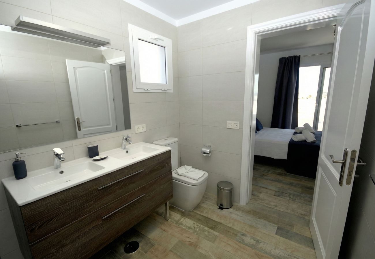 Lavabo blanco sobre mueble de madera