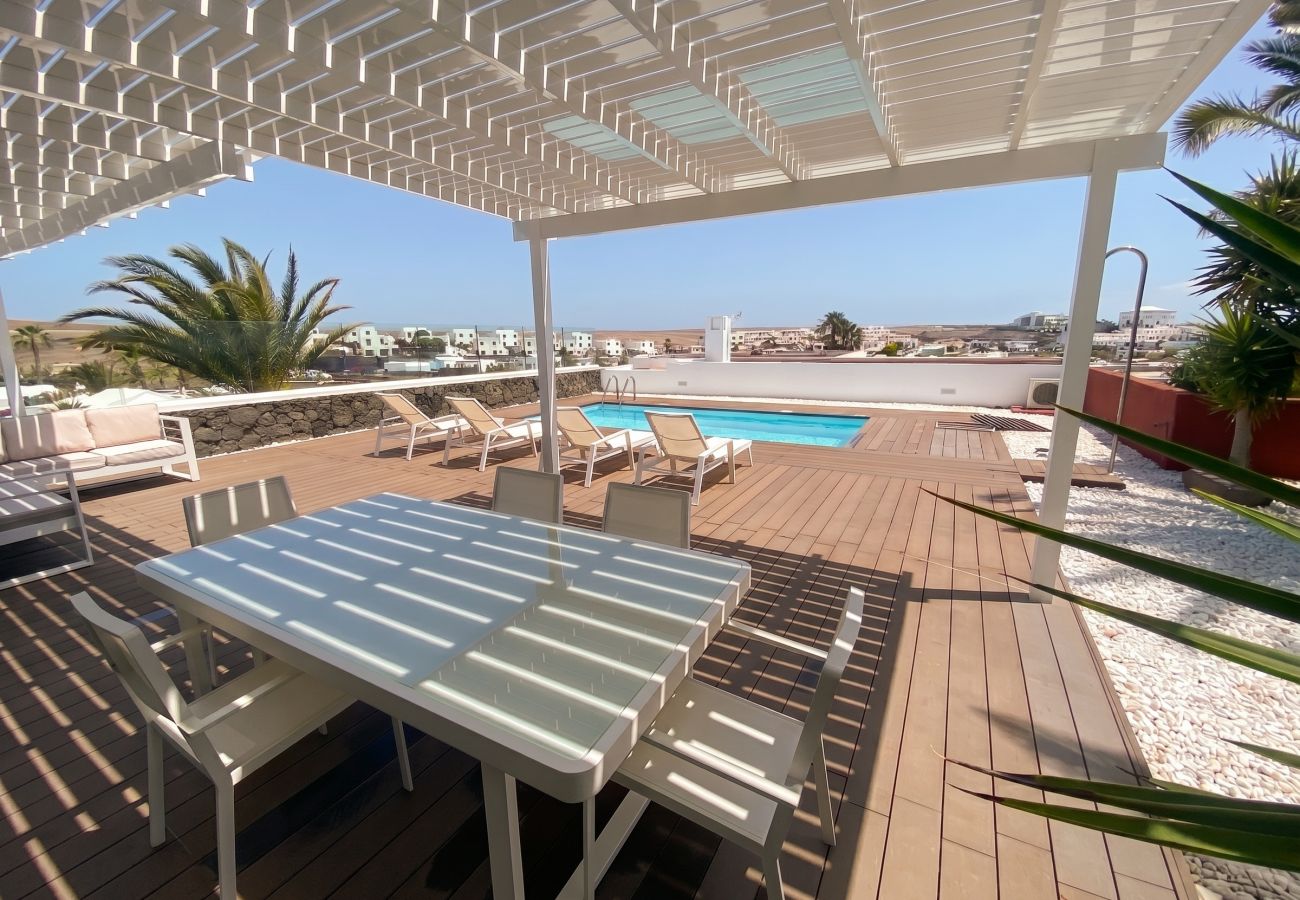 Mesa de comedor de cristal en terraza 