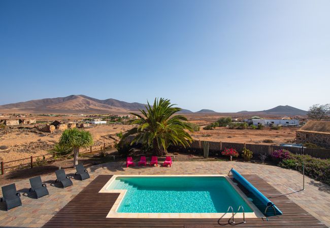 Villa en Antigua - Fuerteventura - HomeForGuest Casa Atlanntes: piscina climatizada, jardín de 4000m² - HomeForGuest  Villa en Antigua - Fuerteventura - HomeForGuest Casa Atlanntes: piscina climatizada, jardín de 4000m² - HomeForGuest