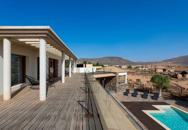 Villa en Antigua - Fuerteventura - HomeForGuest Casa Atlanntes: piscina climatizada, jardín de 4000m² - HomeForGuest  Villa en Antigua - Fuerteventura - HomeForGuest Casa Atlanntes: piscina climatizada, jardín de 4000m² - HomeForGuest