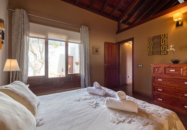 Villa en Antigua - Fuerteventura - HomeForGuest Casa Atlanntes: piscina climatizada, jardín de 4000m² - HomeForGuest  Villa en Antigua - Fuerteventura - HomeForGuest Casa Atlanntes: piscina climatizada, jardín de 4000m² - HomeForGuest